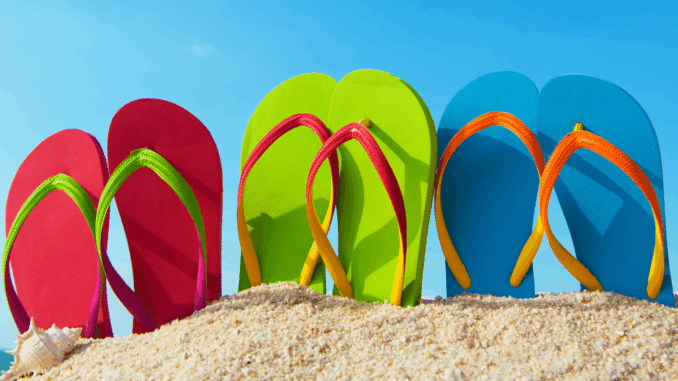 cmg_symbolbilder_ (6) Badeschuhe im Sand (über Kenishirotie)