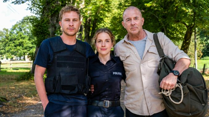 Morden auf Öd - Ein Insel-Krimi V.l.: Max Hubacher (Rolle Klaus Hansen), Paula Kalenberg (Rolle Maja Stein) und Heino Ferch (Rolle Tom Mendt) (über RTL / Manju Sawhney)