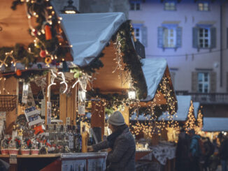 Winter am Gardasee: Weihnachten, Wärme und stille Magie zwischen Alpen und Olivenbäumen Winter am Gardasee: Weihnachten, Wärme und stille Magie zwischen Alpen und Olivenbäumen