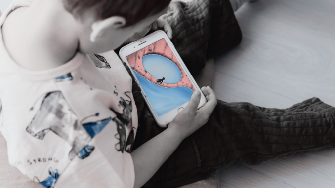 Kind mit Smartphone (über Karola G)