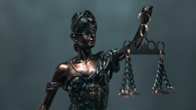 Justitia (über Pavel Danilyuk)