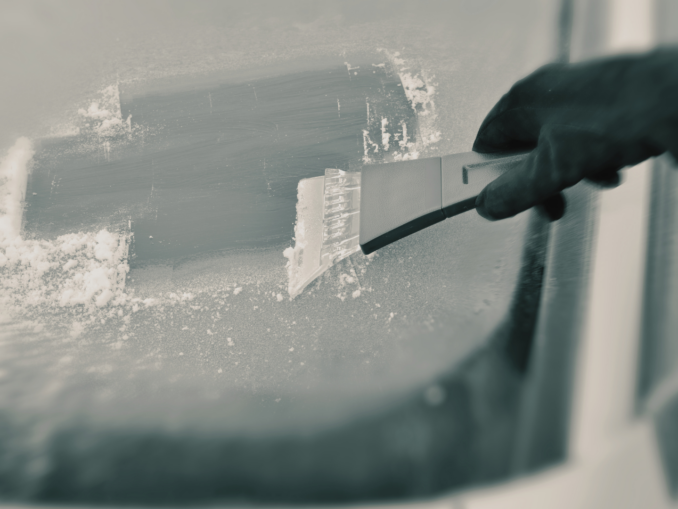 Vereiste Autoscheiben: Was beim Eiskratzen erlaubt ist – und was nicht