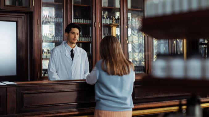 Beratungsgespräch in einer Apotheke (über cottonbro studio)