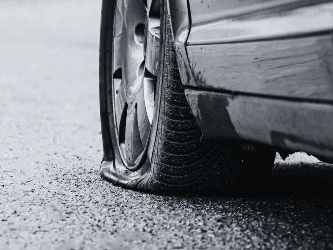 Reifenplatzer bei hoher Geschwindigkeit: Sicherheit geht vor