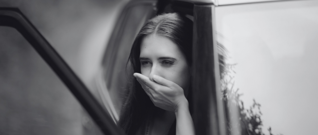 Übelkeit im Auto vorbeugen: Was auf der Reise wirklich hilft – und was nicht