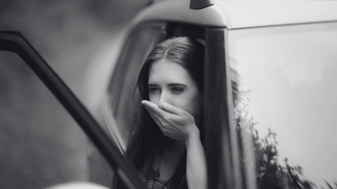 Übelkeit im Auto vorbeugen: Was auf der Reise wirklich hilft – und was nicht