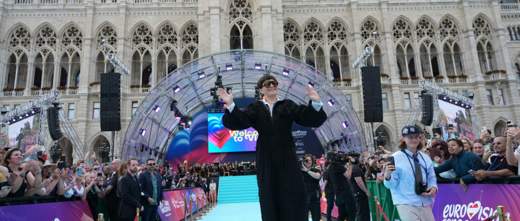 Schlicht und stimmungsvoll: Wien eröffnet den 70. Eurovision Song Contest auf dem Turquoise Carpet