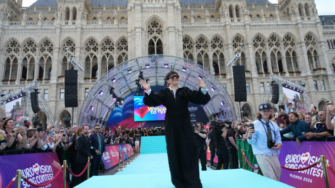 Schlicht und stimmungsvoll: Wien eröffnet den 70. Eurovision Song Contest auf dem Turquoise Carpet